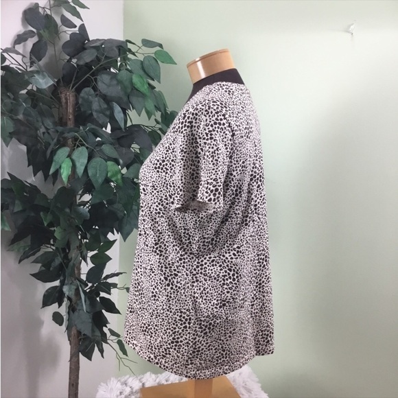 LANDS End Medium short sleeve v neck tee
Thicker weight 
Animal print - Picture 2 of 15